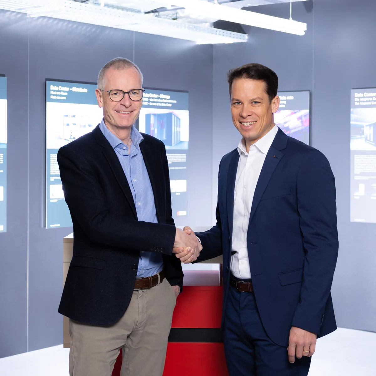 Handshake zwischen zwei Männern in Anzügen.